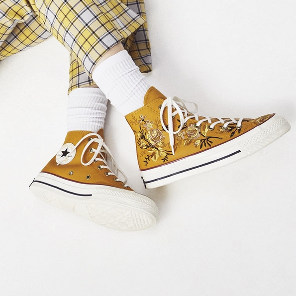 „Converse“ произведе нова линија патики со цветен дезен кој е совршен за летните денови