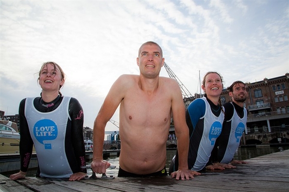 Овој маж испливал неверојатни 163 км за 55 часа а причината зад тоа ќе ви го стопи срцето