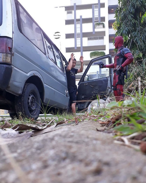 Момче прави генијални фотографии со суперхерои