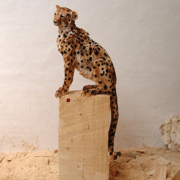 Уметник користи моторна пила и создава неверојатни скулптури