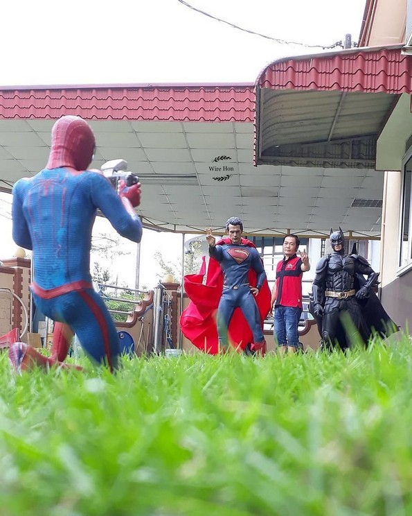 Момче прави генијални фотографии со суперхерои