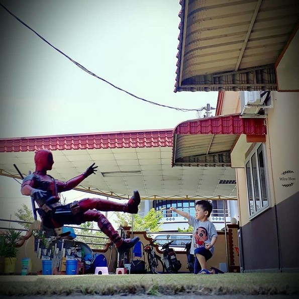 Момче прави генијални фотографии со суперхерои