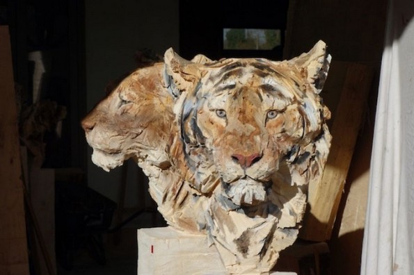 Уметник користи моторна пила и создава неверојатни скулптури