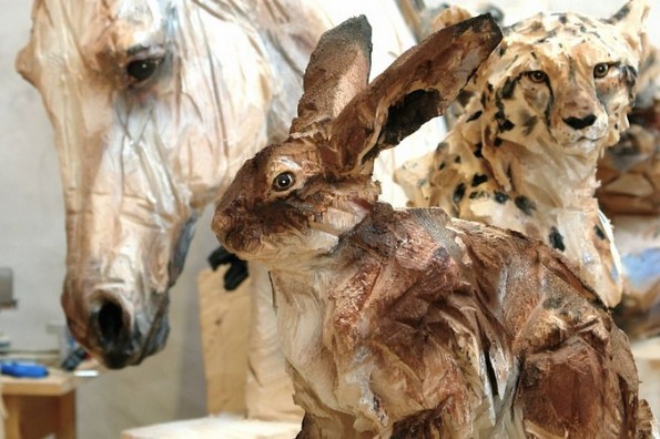 Уметник користи моторна пила и создава неверојатни скулптури