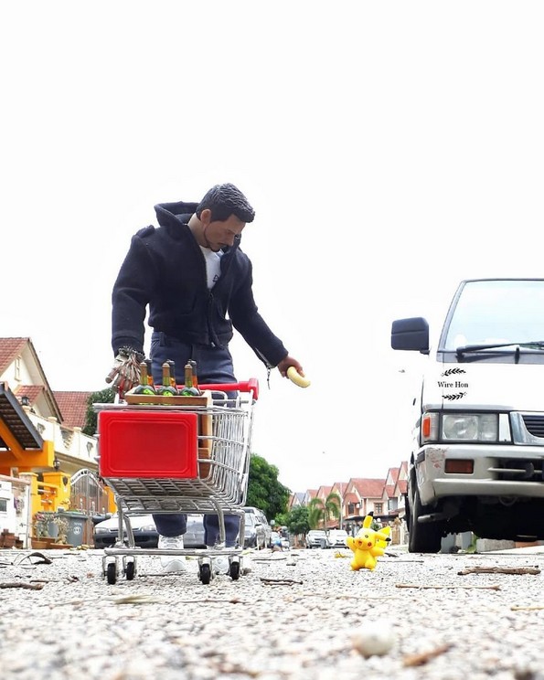 Момче прави генијални фотографии со суперхерои