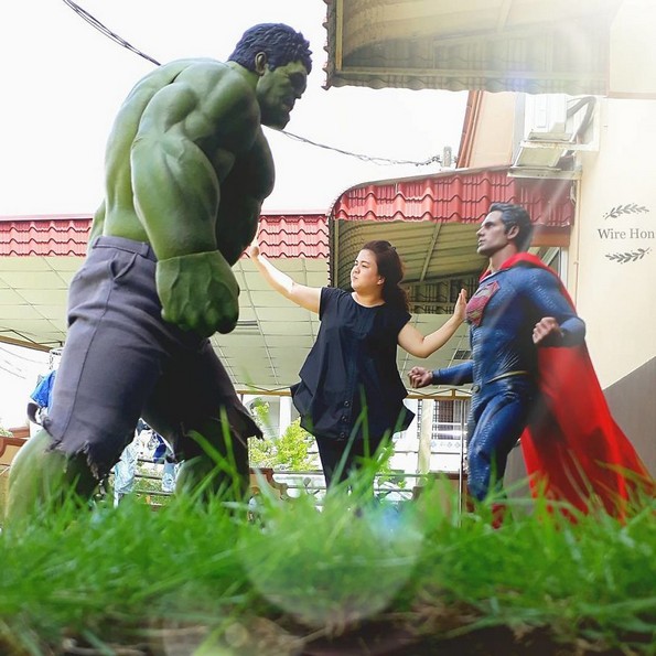 Момче прави генијални фотографии со суперхерои