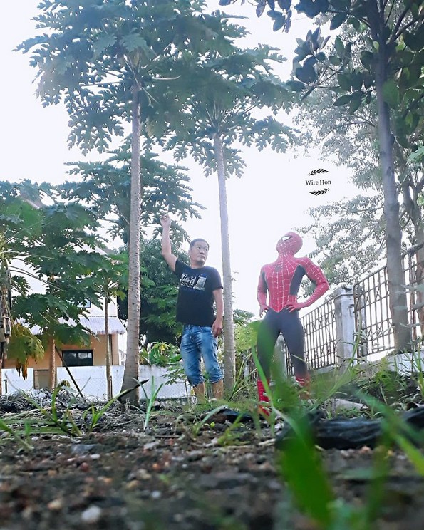 Момче прави генијални фотографии со суперхерои