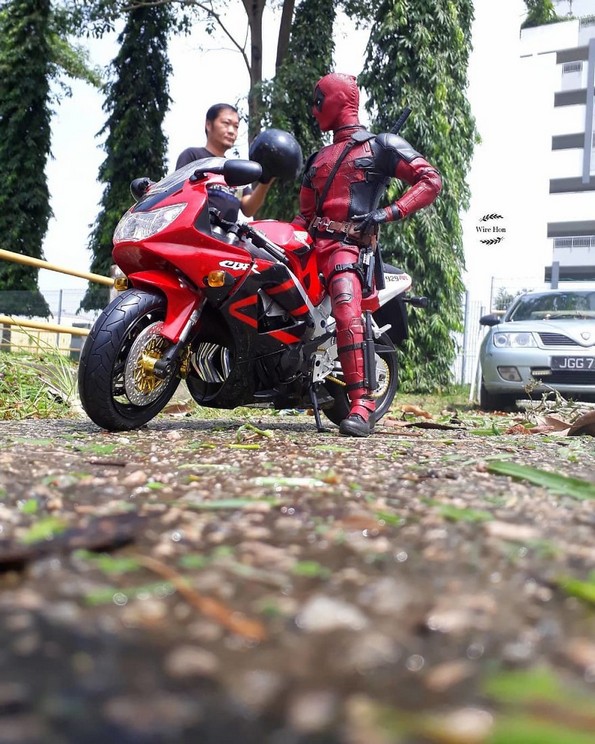 Момче прави генијални фотографии со суперхерои