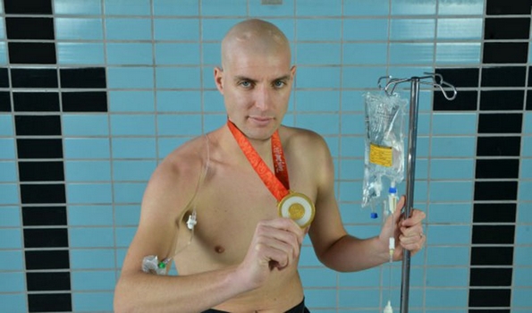 Овој маж испливал неверојатни 163 км за 55 часа а причината зад тоа ќе ви го стопи срцето