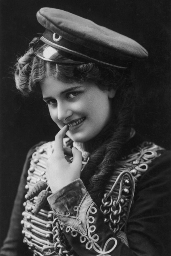 100-годишни фотографии од најубавите жени од минатиот век