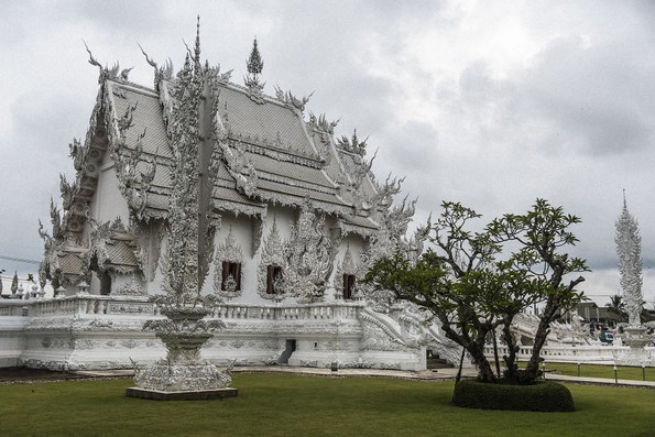 Неверојатен бел храм во Тајланд што ги претставува рајот и пеколот
