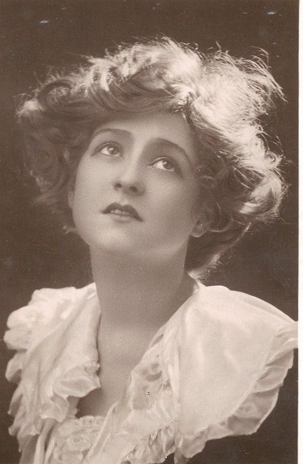 100-годишни фотографии од најубавите жени од минатиот век