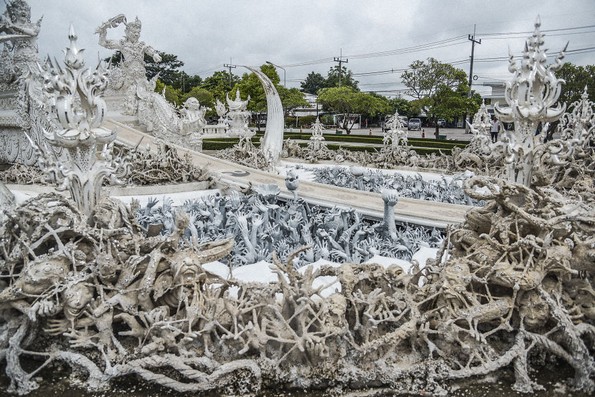 Неверојатен бел храм во Тајланд што ги претставува рајот и пеколот
