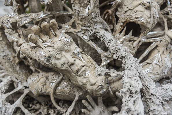 Неверојатен бел храм во Тајланд што ги претставува рајот и пеколот