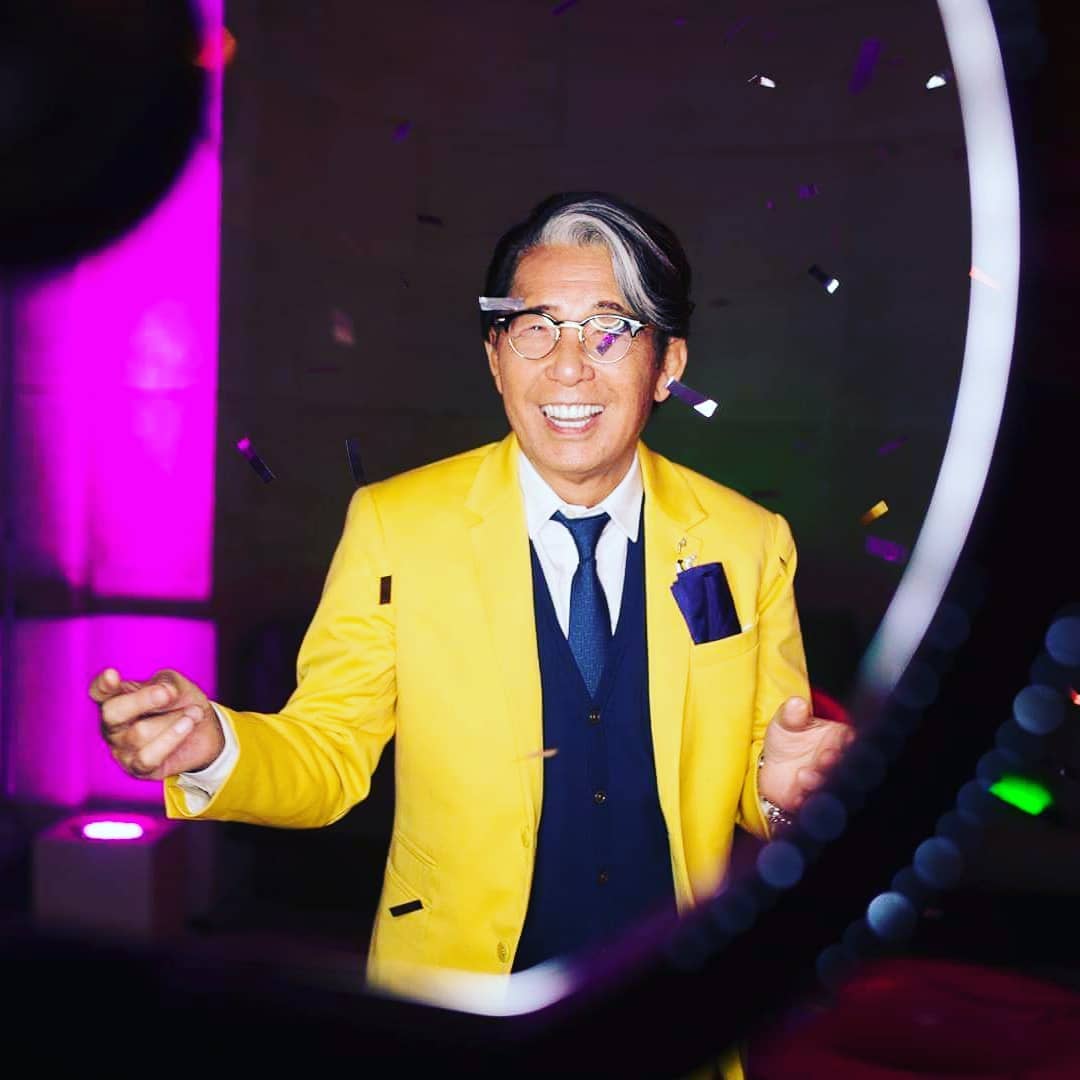 Avon ги ослободува своите бои и го освојува Париз за да го лансира најновиот мирис заедно со легендарниот дизајнер Кензо Такада