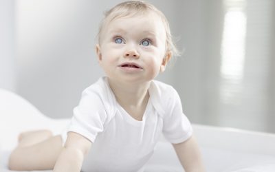 Како можам да ги третирам деловите со многу сува кожа на моето бебе?