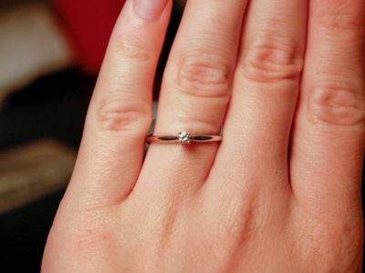 Жена решила јавно да го посрами својот вереник откако дознала колку чинел прстенот