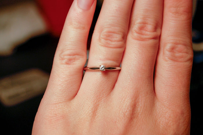 Жена решила јавно да го посрами својот вереник откако дознала колку чинел прстенот