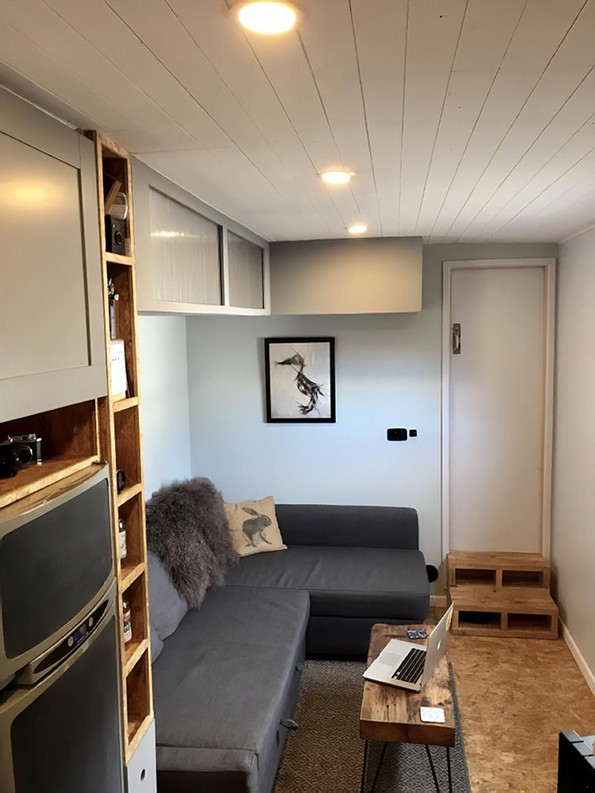 Пар претворил камион во подвижен дом што изгледа подобро од повеќето станови