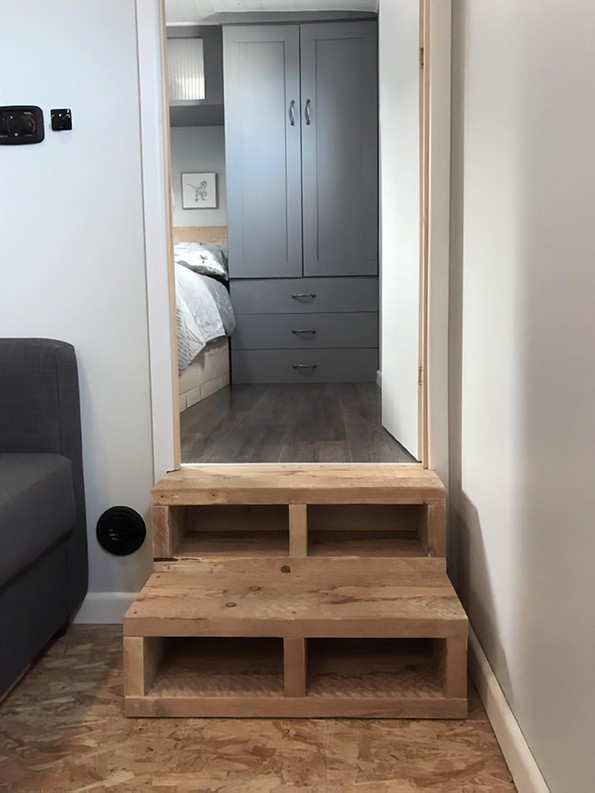 Пар претворил камион во подвижен дом што изгледа подобро од повеќето станови