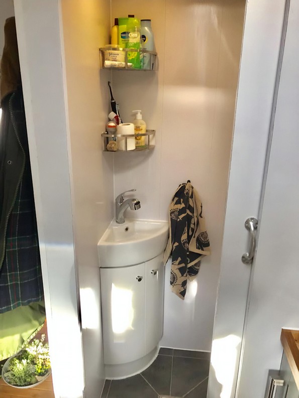 Пар претворил камион во подвижен дом што изгледа подобро од повеќето станови