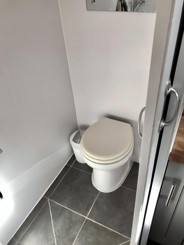 Пар претворил камион во подвижен дом што изгледа подобро од повеќето станови