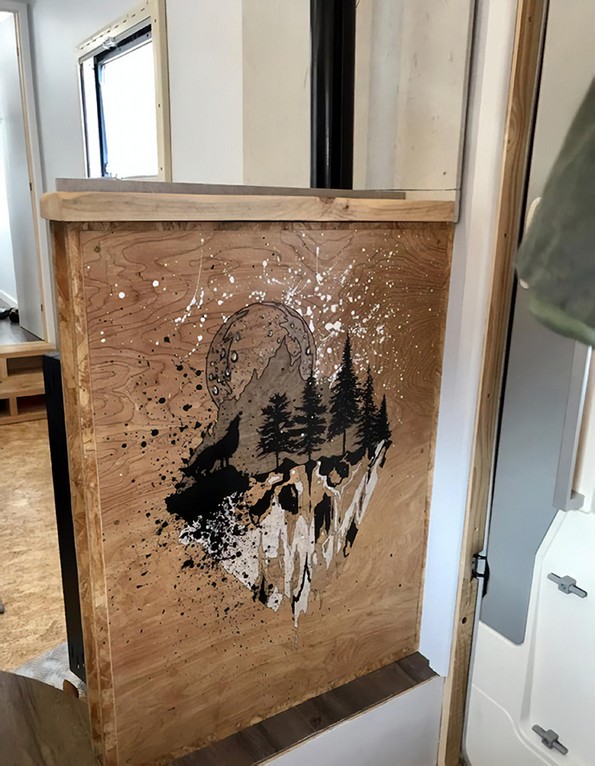 Пар претворил камион во подвижен дом што изгледа подобро од повеќето станови