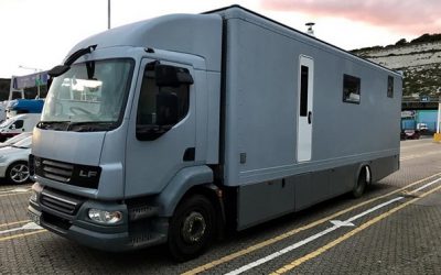 Пар претворил камион во подвижен дом што изгледа подобро од повеќето станови