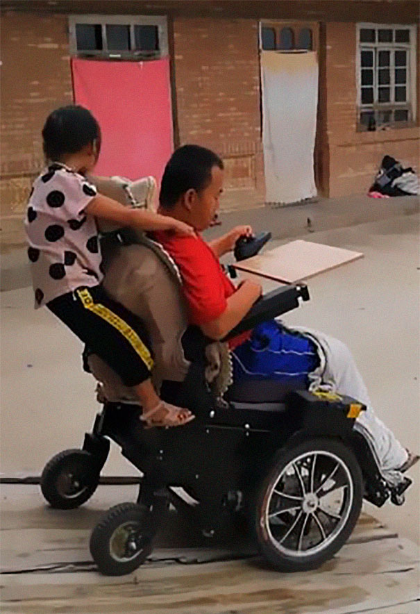 Ова девојче се грижи за нејзиниот парализиран татко, откако мајка ѝ ги напуштила