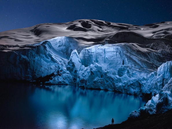 Неверојатни ноќни фотографии од глечери осветлени со ЛЕД светилки