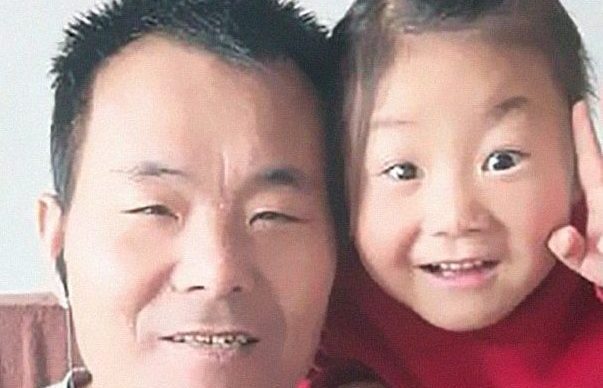 Ова девојче се грижи за нејзиниот парализиран татко, откако мајка ѝ ги напуштила