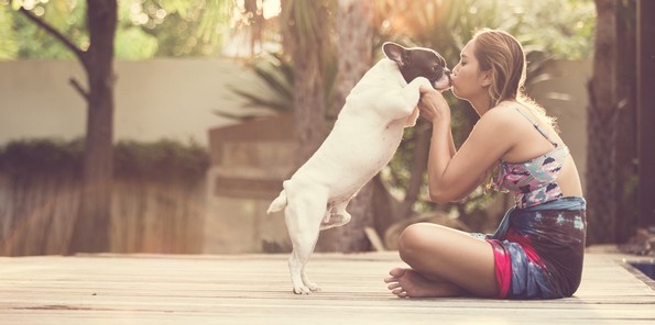 11 знаци дека вашето куче навистина ве сака