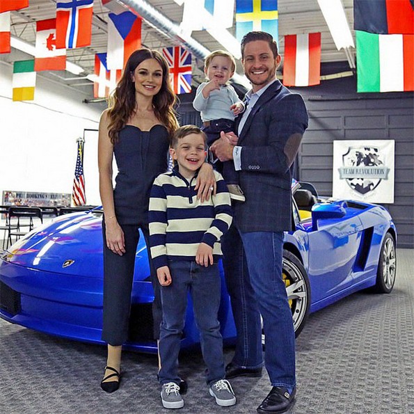 Девојче со ампутирана нога станува модел 20 години подоцна