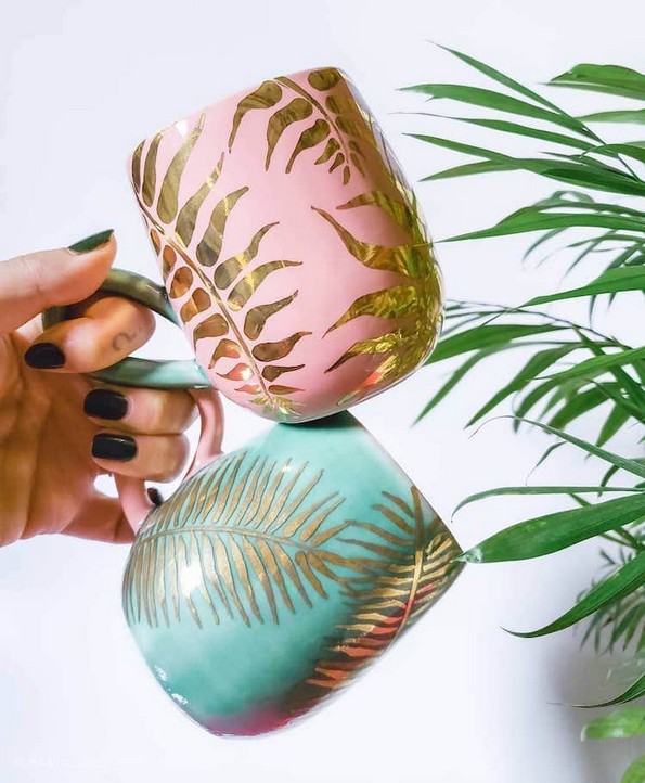 Артистка создава неверојатни шолји за кои црпи инспирација од '90-тите