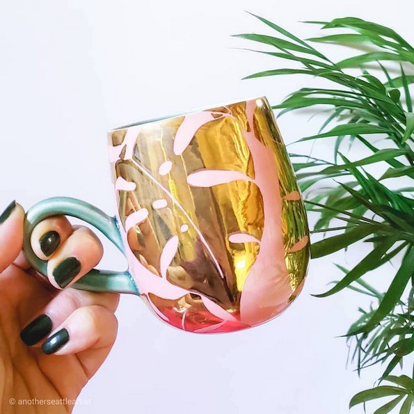 Артистка создава неверојатни шолји за кои црпи инспирација од '90-тите