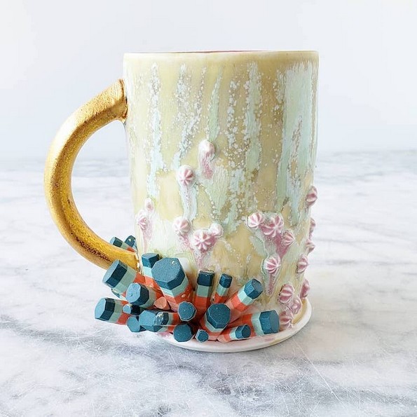 Артистка создава неверојатни шолји за кои црпи инспирација од '90-тите