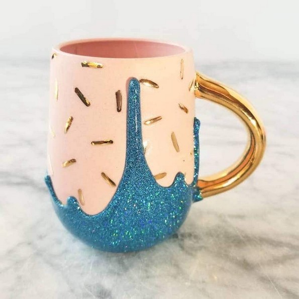 Артистка создава неверојатни шолји за кои црпи инспирација од '90-тите