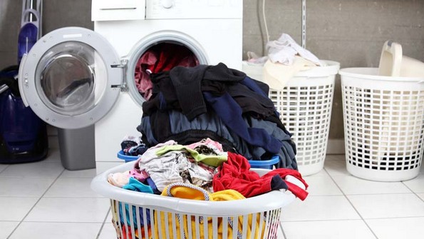10 големи грешки што најверојатно ги правите при перењето на вашата облека