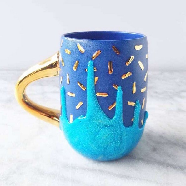 Артистка создава неверојатни шолји за кои црпи инспирација од '90-тите