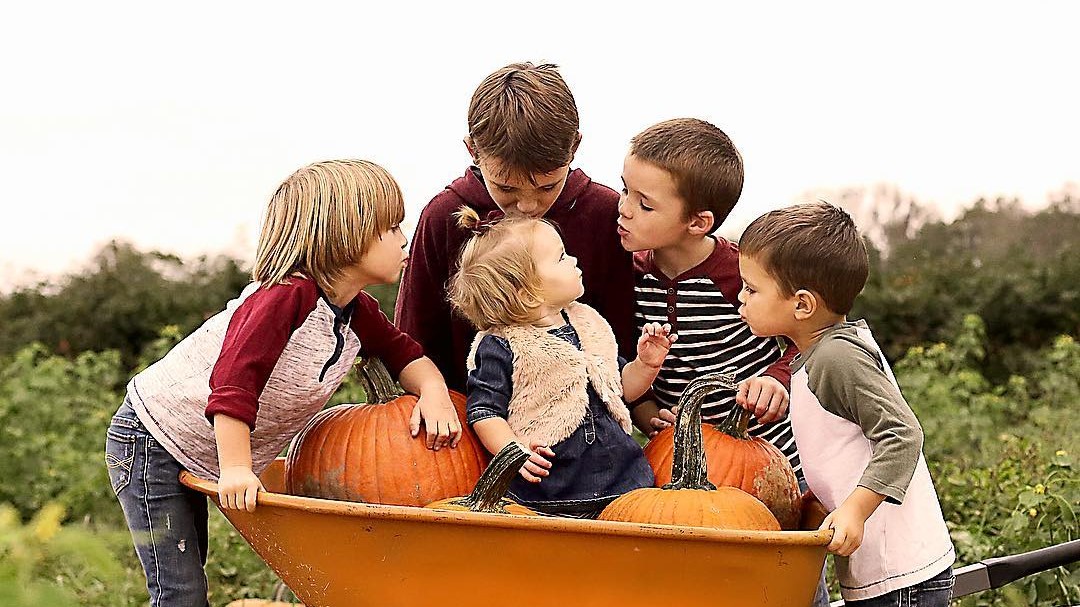 Блогерка изјавила дека едно од нејзините деца не е популарно колку другите и го разбранувала Интернетот