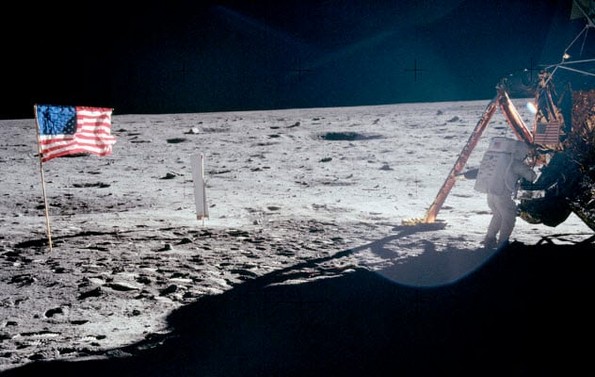 Луди факти што никој не ви ги кажал за првото слетување на месечината