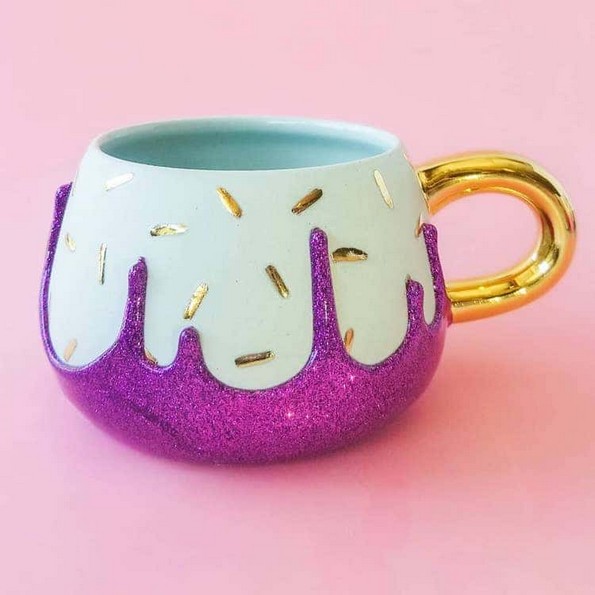 Артистка создава неверојатни шолји за кои црпи инспирација од '90-тите