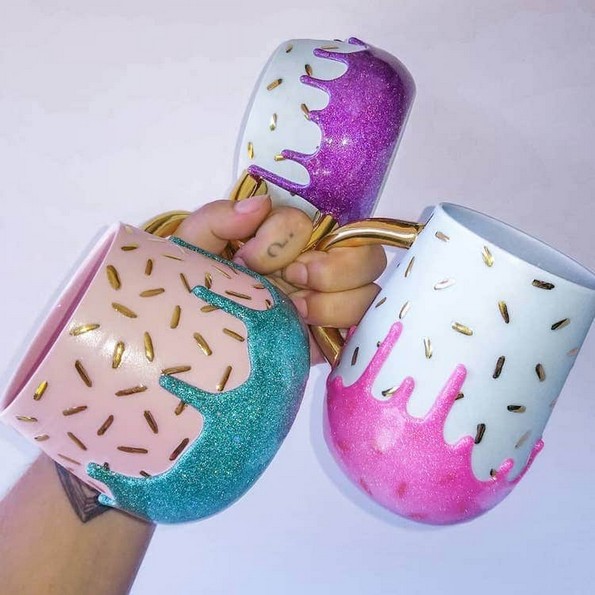 Артистка создава неверојатни шолји за кои црпи инспирација од '90-тите