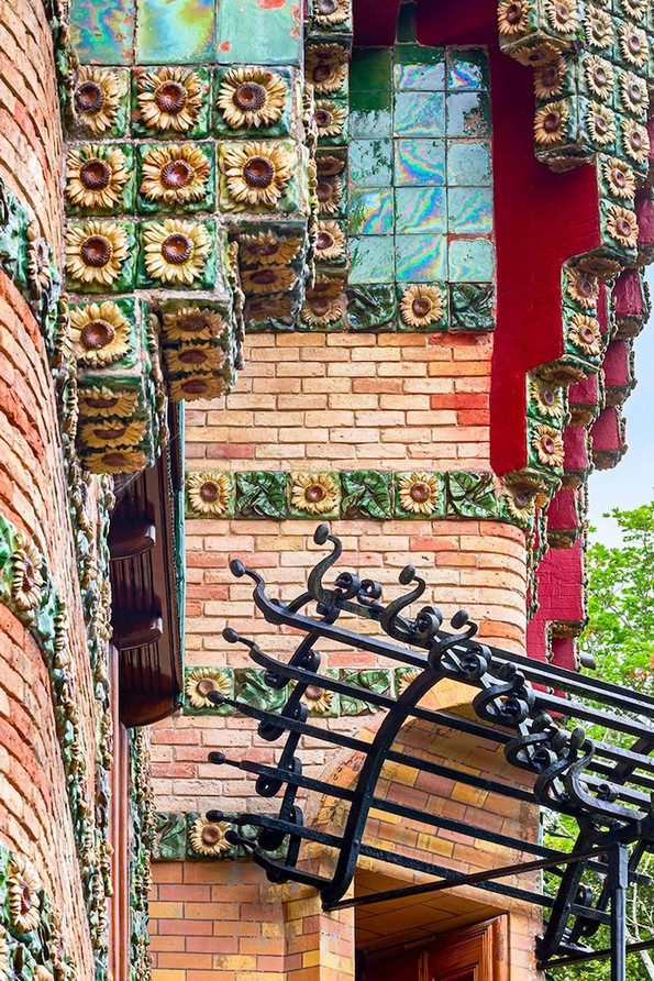 Неверојатни фотографии од живописната градба Ел Капричо на Гауди