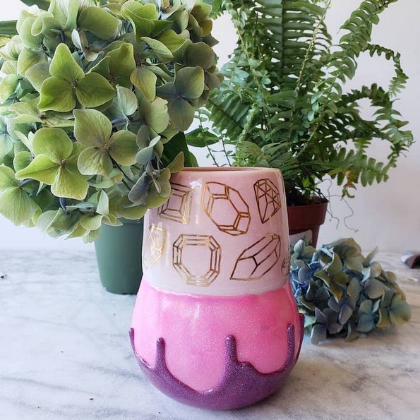 Артистка создава неверојатни шолји за кои црпи инспирација од '90-тите