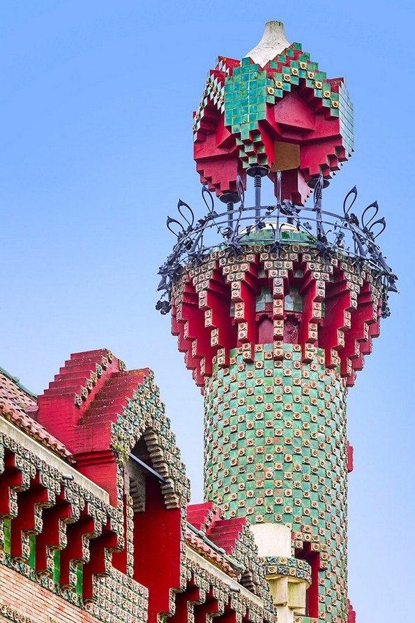 Неверојатни фотографии од живописната градба Ел Капричо на Гауди