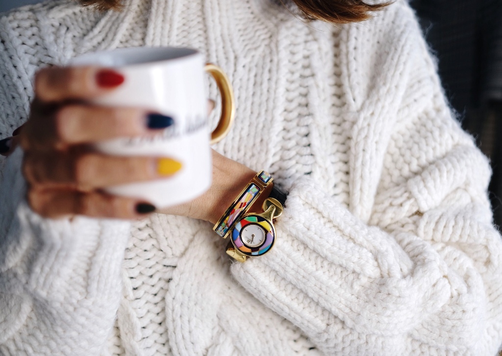 Како во текот на зимата да комбинирате плетена облека со накит?