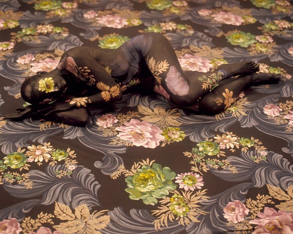 Артистка црта на своето тело и се камуфлира во цветни позадини