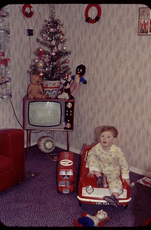 Фотографии од 50-тите и 60-тите кои докажуваат колку се променило божиќното украсување во домовите