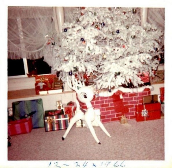 Фотографии од 50-тите и 60-тите кои докажуваат колку се променило божиќното украсување во домовите